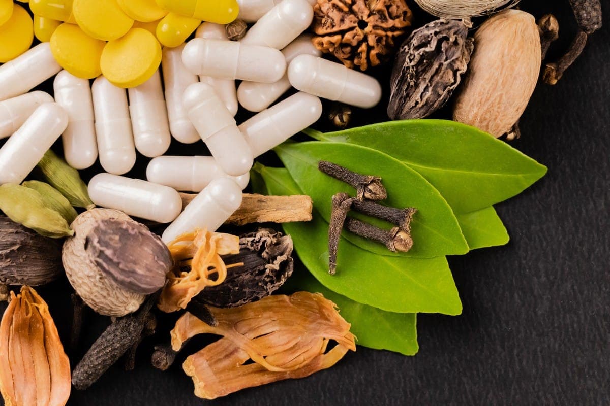 Capsules, spices, cloves and fresh leaves